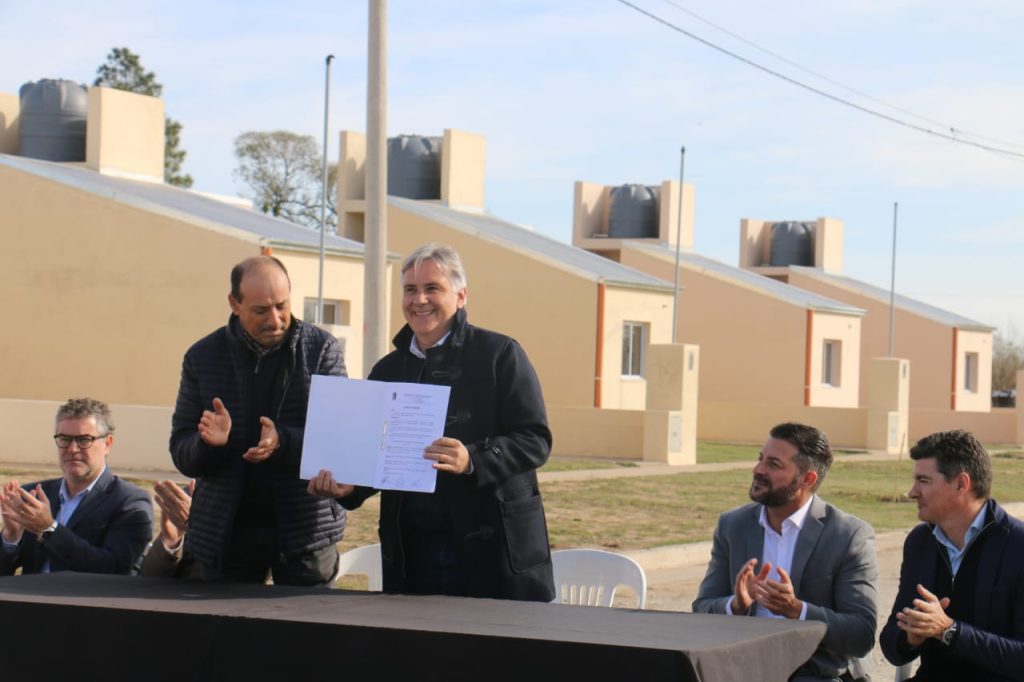 Llaryora inauguró viviendas en Wenceslao Escalante y entregó aportes