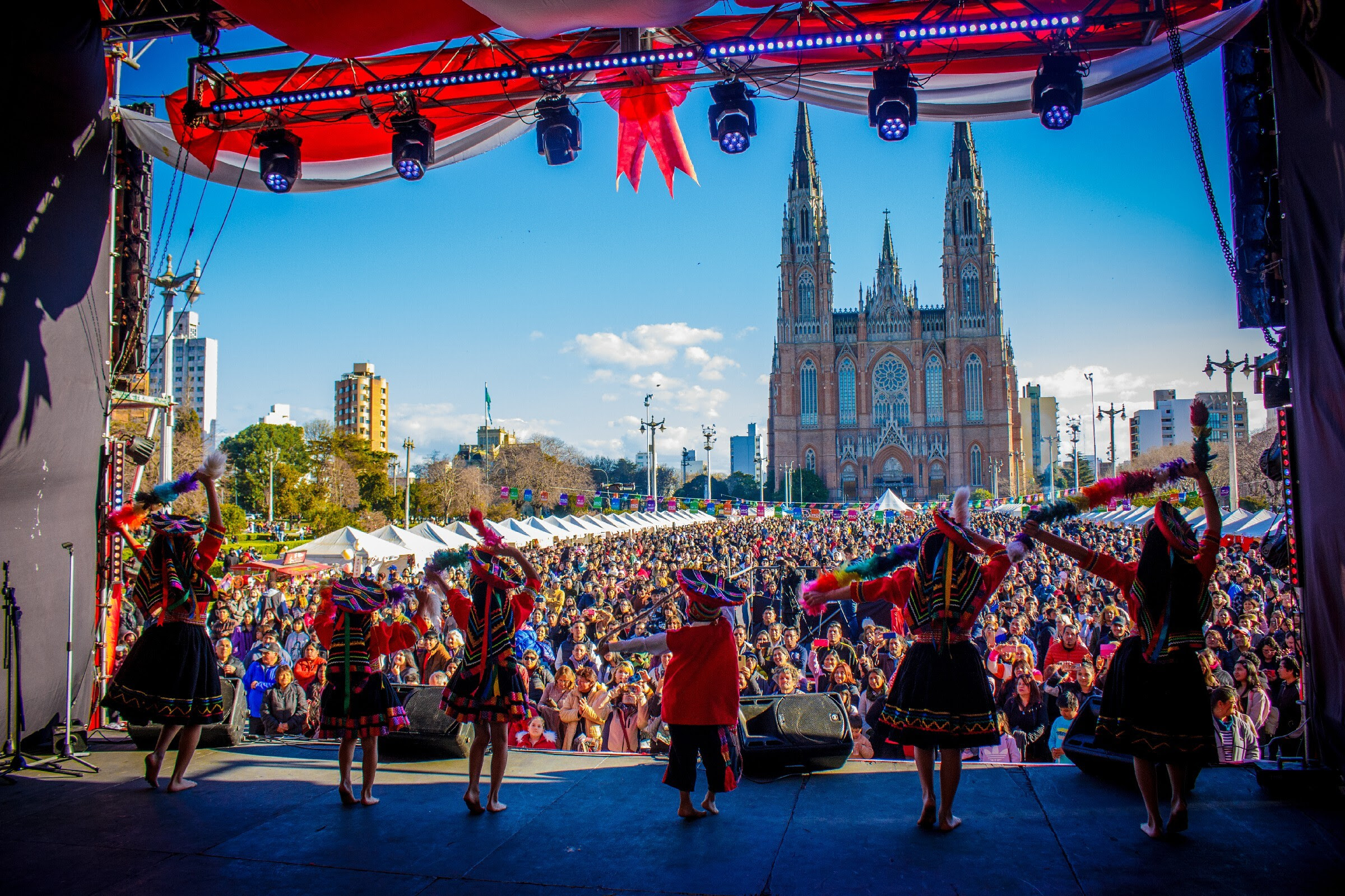 Habrá shows musicales, danzas típicas, un desfile de moda peruana y puestos con artesanías, platos y productos tradicionales en La Plata.