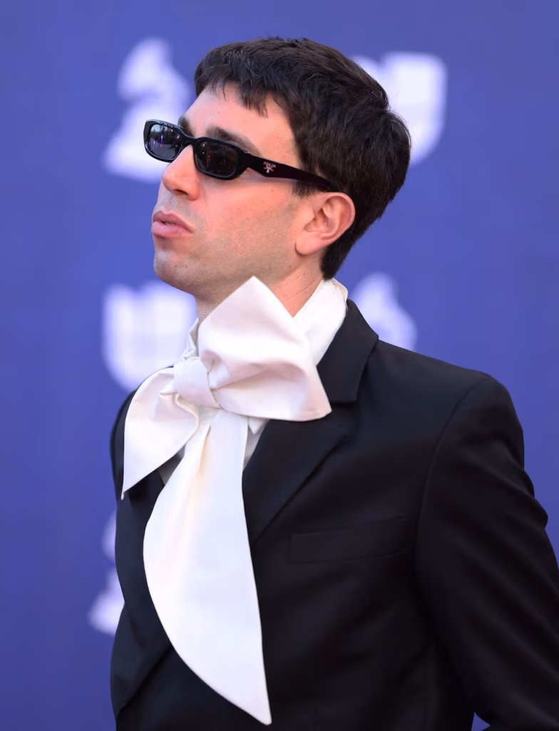 Mateo Sujatovich en la premiación de los Latin Grammy 2025