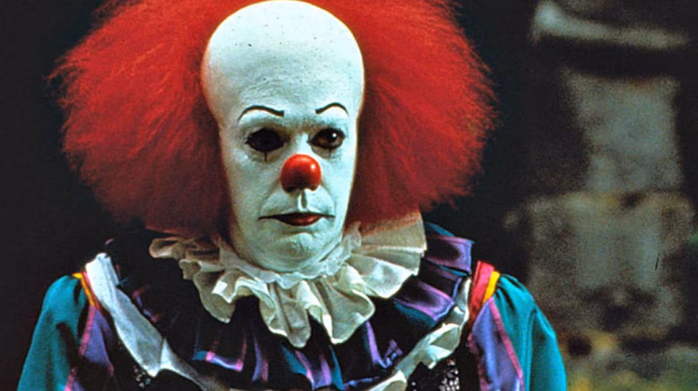 Tim Curry es Pennywise